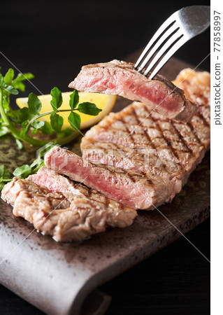 日式碗中的沙朗牛排（日本黑牛肉） 77858997