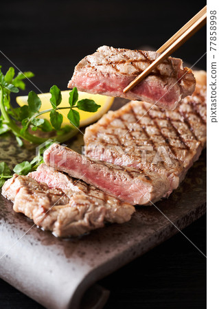 Sirloin steak served in a Japanese-style bowl (Japanese black beef) 77858998