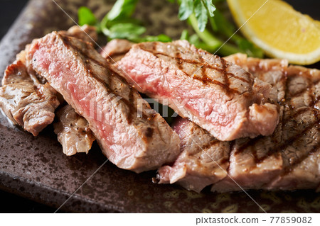 Sirloin steak served in a Japanese-style bowl (Japanese black beef) 77859082