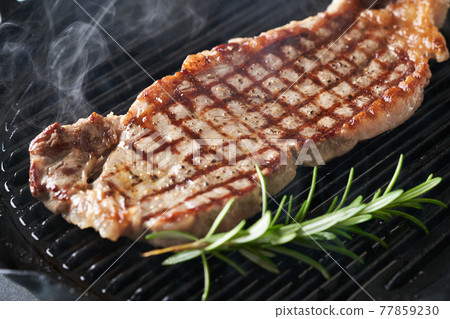 Bake sirloin steak in a grill pan (Japanese black beef) 77859230