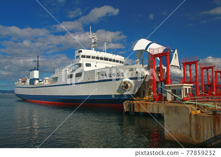 Seikan Ferry No. 3 berths at Aomori Port Hayabusa 77859232