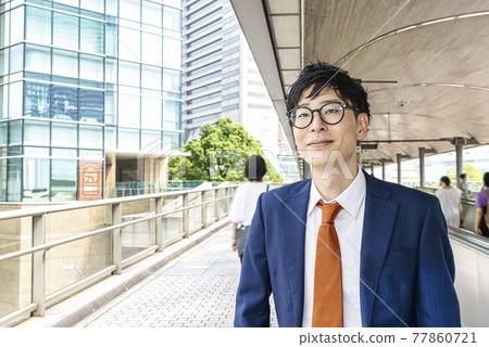 在人行天橋橫濱未來橋上行走的商人 在人行天橋橫濱未來橋上行走的商人 77860721
