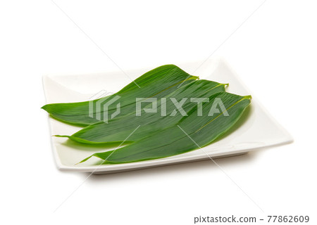 A plate with bamboo grass for the background of cooking, food, etc. 77862609