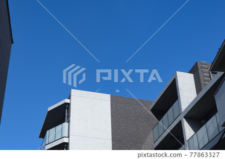 晚上建築物上的月亮 晚上建築物上的月亮 77863327
