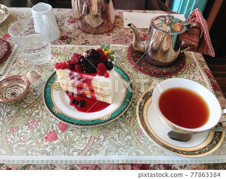 在英式咖啡館喝茶 在英式咖啡館喝茶 77863384
