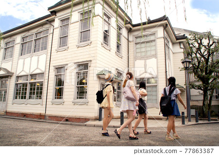 倉敷美館歷史街區的女性遊客 倉敷美館歷史街區的女性遊客 77863387