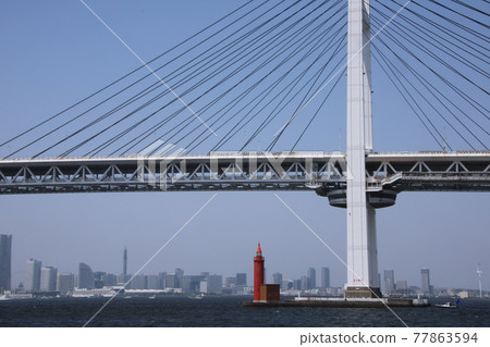 從海上看橫濱灣大橋和橫濱市 從海上看橫濱灣大橋和橫濱市 77863594