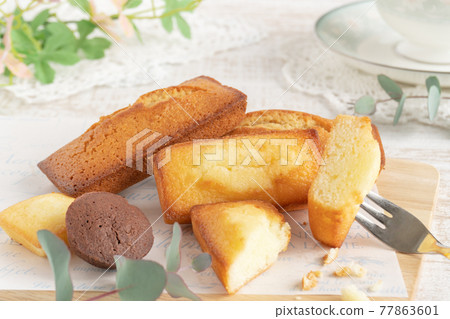 各種金融家和茶杯放在切菜板上 各種金融家和茶杯放在切菜板上 77863601