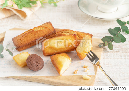 各種金融家和茶杯放在切菜板上 77863603