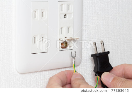 Work to connect the ground wire of the plug to the ground terminal of the outlet 77863645