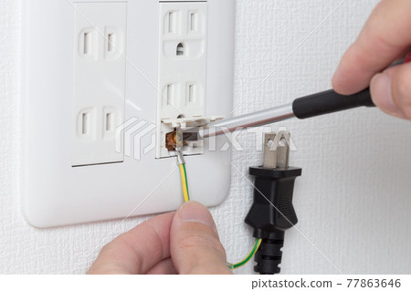 將插頭的地線連接到插座的接地端子 將插頭的地線連接到插座的接地端子 77863646