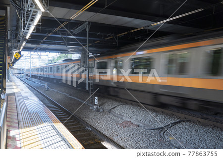 運行的火車 運行的火車 77863755
