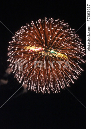 日本的夏季傳統，煙花匯演發射煙花，宇宙呈菊花狀 77863917