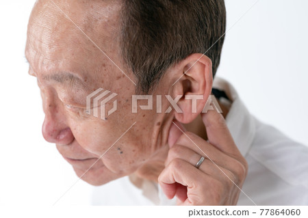 高級男性耳朵 77864060