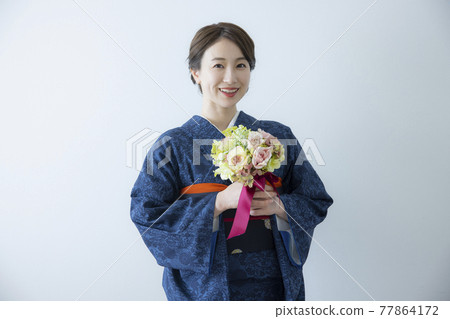 身穿靛藍小紋的女性和服 身穿靛藍小紋的女性和服 77864172