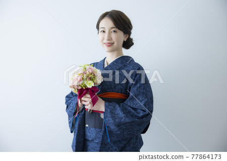 身穿靛藍小紋的女性和服 77864173