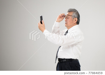 Businessman smartphone senior presbyopia Businessman smartphone senior presbyopia 77864859