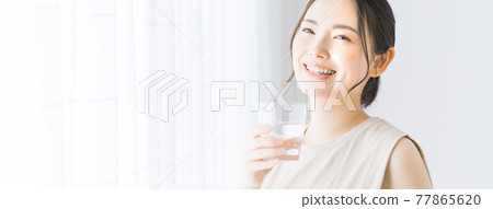 有礦泉水的一個少婦 77865620