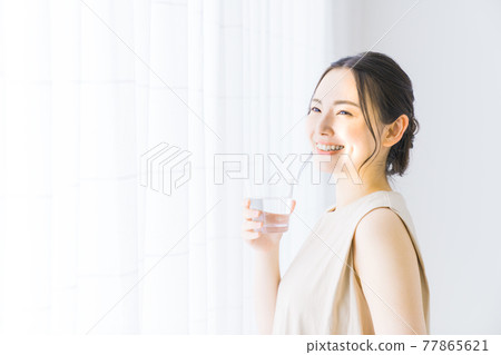 有礦泉水的一個少婦 77865621