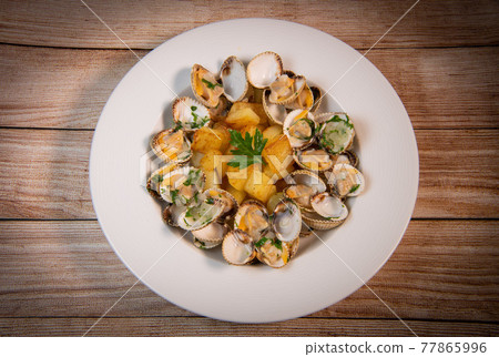 Steamed cockles with fried potatoes in the white dish, mariniere recipe 77865996
