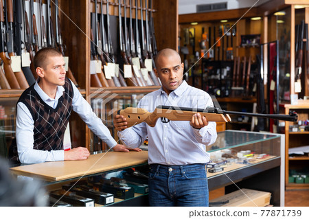 Guys are choosing pneumatic rifle in store Guys are choosing pneumatic rifle in store 77871739