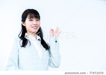 穿著西裝和 OK 姿勢的年輕女人 77872070