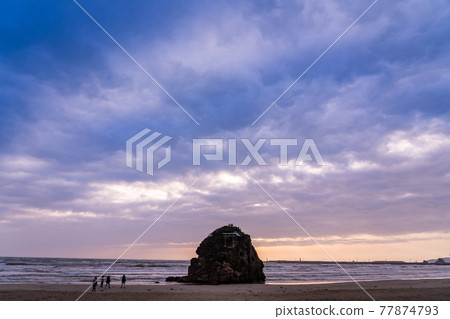 島根縣出雲市 傍晚在稻佐海灘散步的人們 島根縣出雲市 傍晚在稻佐海灘散步的人們 77874793