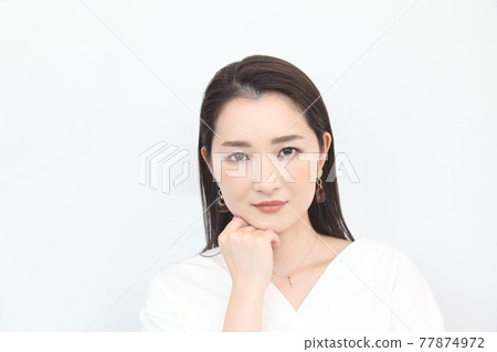 用臉頰棒看著相機的焦慮女人 用臉頰棒看著相機的焦慮女人 77874972