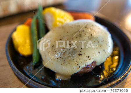 Hamburger with cheese 77875036