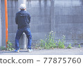 一個中年男子站著小便的圖片 77875760