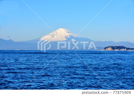 從長者崎海岸看富士山和江之島 從長者崎海岸看富士山和江之島 77875909