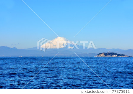 從長者崎海岸看富士山和江之島 從長者崎海岸看富士山和江之島 77875911