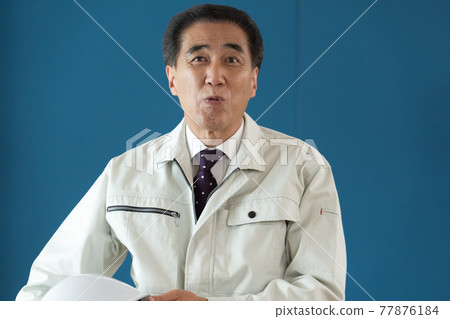 穿著工作服工作的中老年男性 77876184