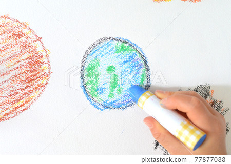 Children and painters who draw pictures of the earth with crayons Children and painters who draw pictures of the earth with crayons 77877088