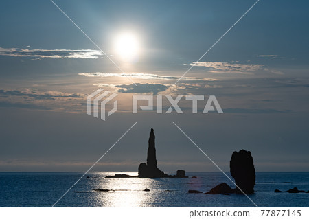 沐浴在北海道餘市朝陽中的燭岩剪影 77877145