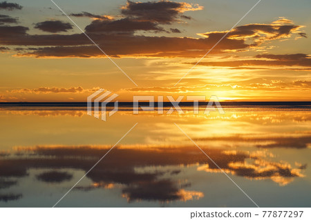 Sunset of Uyuni salt lake 77877297