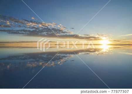 Sunset of Uyuni salt lake 77877307