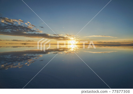 Sunset of Uyuni salt lake Sunset of Uyuni salt lake 77877308
