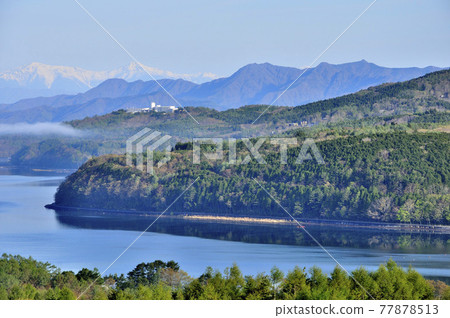 從山中湖村全景台遠眺南阿爾卑斯山、禦坂山脈和山中湖 77878513