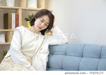 A woman with poor health 77879177