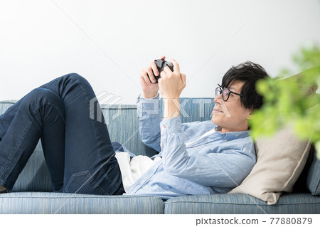 遊戲年輕男性玩家 77880879