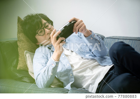 遊戲年輕男性玩家 77880883