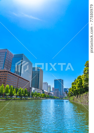 東京 Babasaki 護城河和丸之內和日比谷方向的摩天大樓的城市景觀 東京 Babasaki 護城河和丸之內和日比谷方向的摩天大樓的城市景觀 77880979