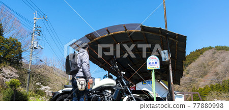 乘摩托車遊覽抵達山梨縣南都留郡道士村 乘摩托車遊覽抵達山梨縣南都留郡道士村 77880998
