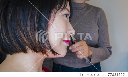 年輕女子化妝 年輕女子化妝 77881522