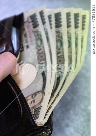 Close-up of a large number of 10,000 yen bills in a wallet 77881618