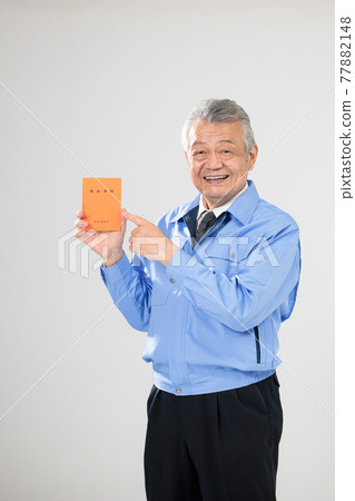 工作服的老人與養老金簿 77882148