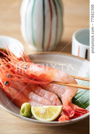 盛在碗裡的甜蝦 77882306
