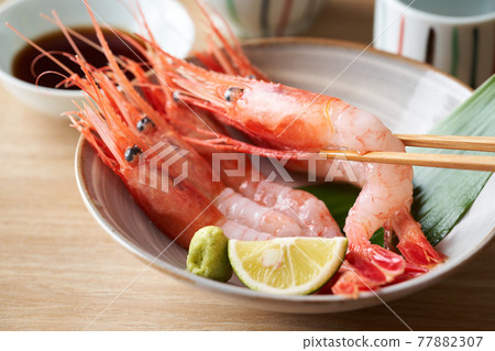 Sweet shrimp served in a bowl Sweet shrimp served in a bowl 77882307