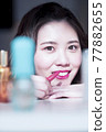 美容化妝場景年輕女子繪畫的嘴唇 77882655